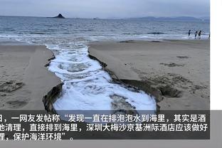 ?无敌了！当击败切尔西的利物浦小将麦康尼尔回去上学，全校列队迎接祝贺